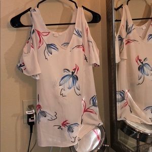 XS NWOT flower blouse with shoulder design